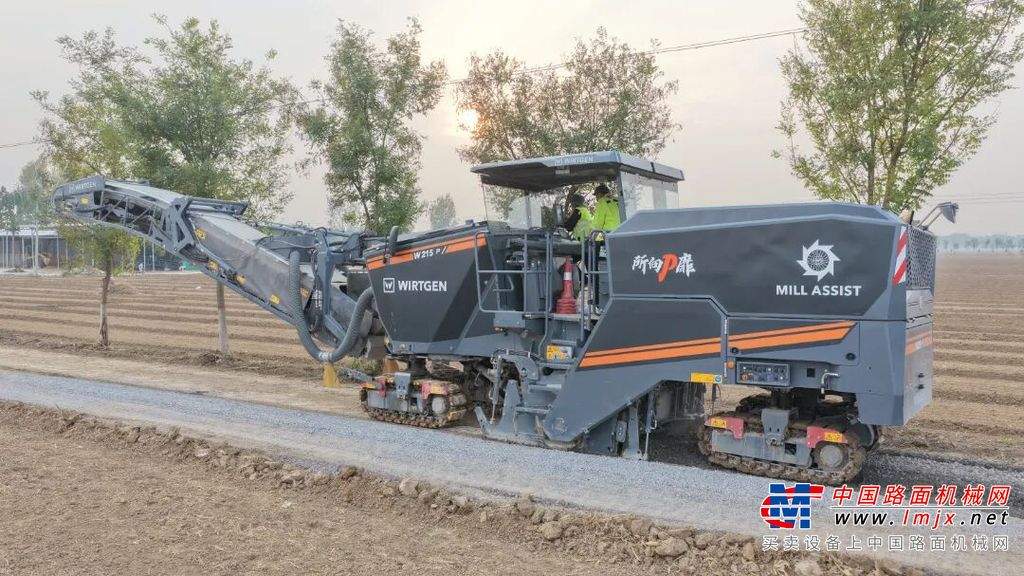Vista geral da fresadora Wirtgen W 215 P operando em estrada rural