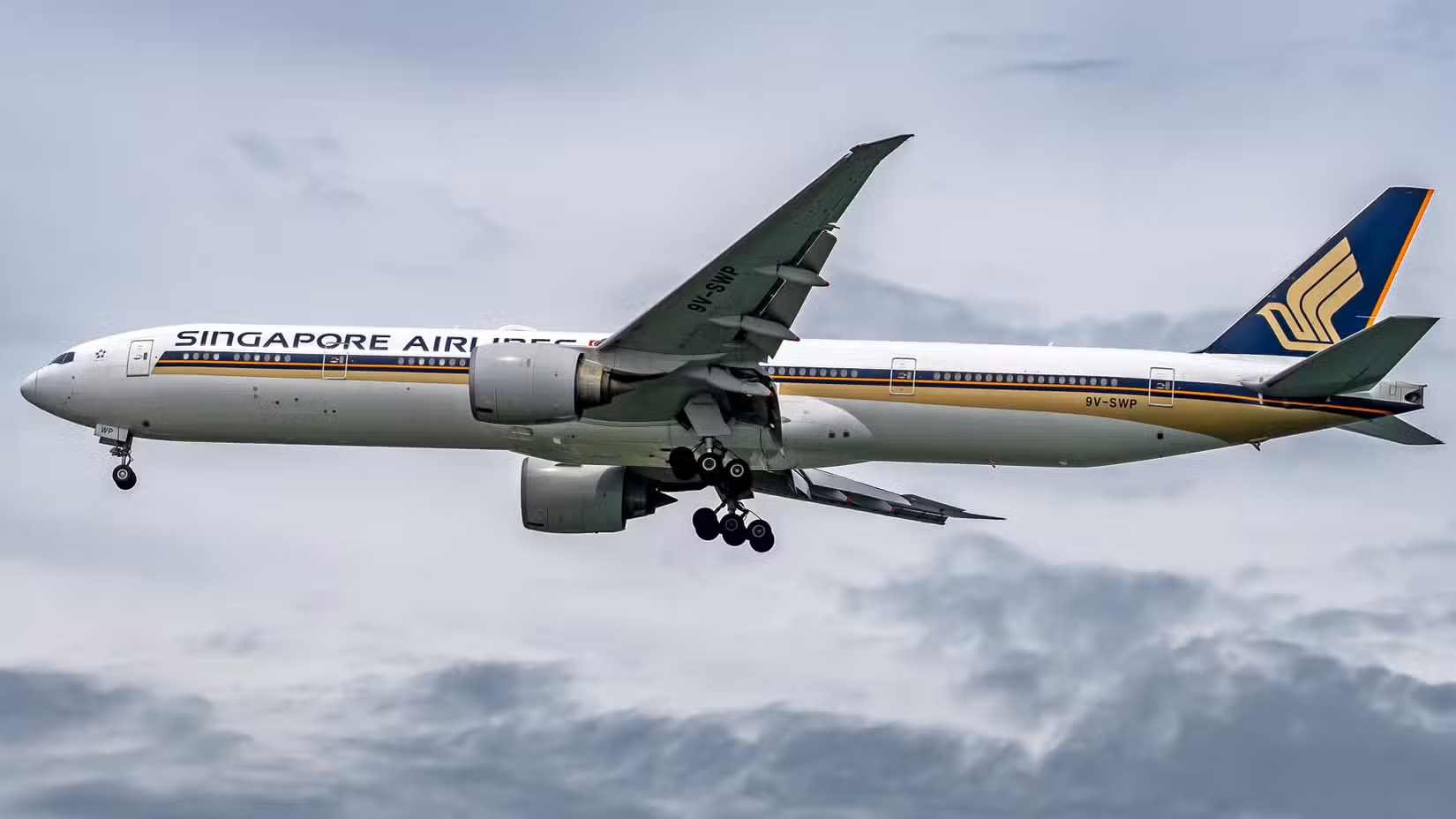 新加坡航空波音777-300ER在天空