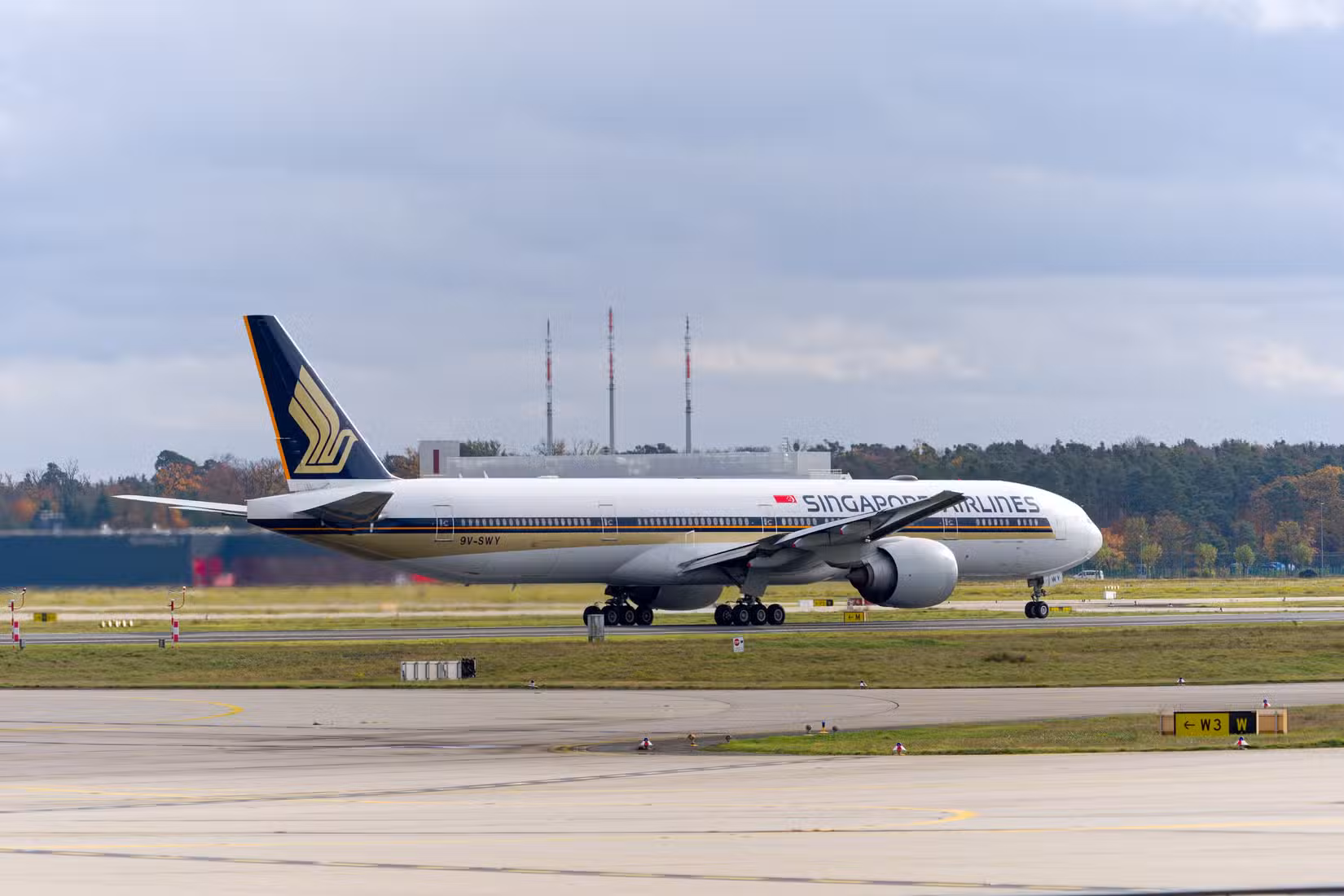 新加坡航空波音777-300ER滑行