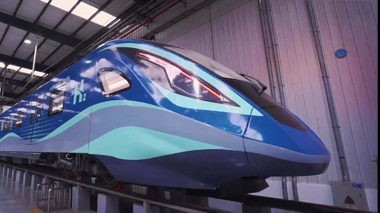 我国首列氢能源市域列车成功达速试跑