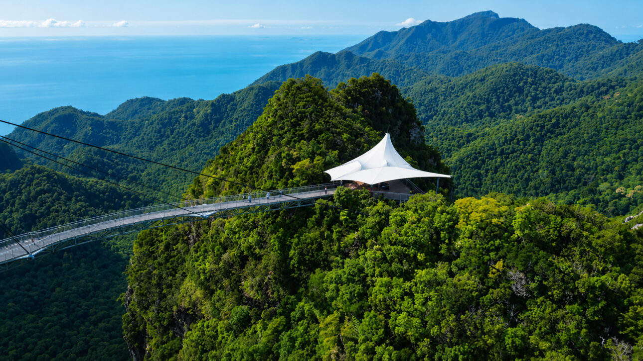 兰卡威天空之桥是一座悬挂在格隆马特金章山山顶的曲线人行天桥