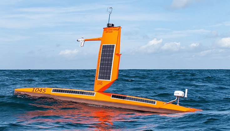 Embarcação de superfície não tripulada Saildrone no oceano