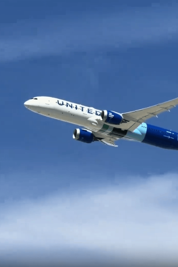 The future of aviation lifting off from LAX. ✈️? Caught United Airlines’ “The Future Is SAF” Dreamli