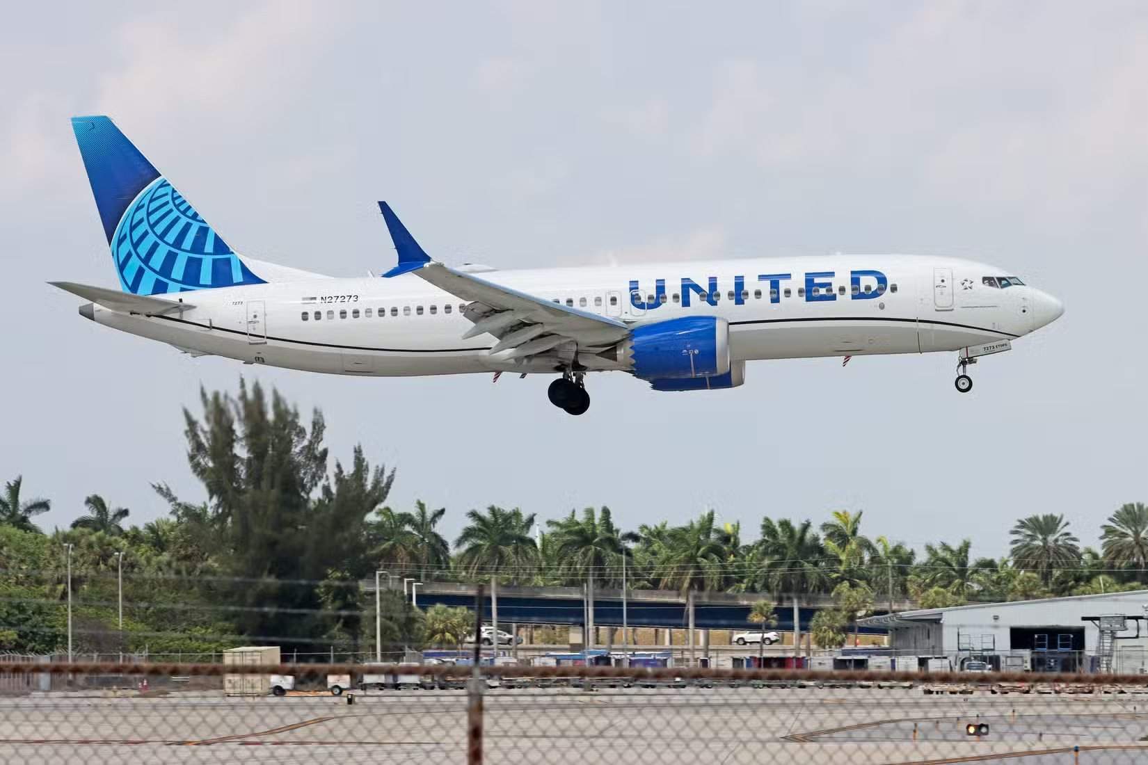 طائرة بوينغ 737 ماكس 8 تابعة لشركة يونايتد إيرلاينز أثناء الهبوط
