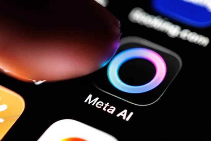 2026 年 3 月 7 日,德国巴伐利亚州慕尼黑:Meta AI 应用徽标显示在智能手机屏幕上,手指正点击该应用图标。Meta AI 是 Meta Platforms Inc. 开发的 AI 辅助虚拟助手(人工智能、聊天机器人、大语言模型、LLM),集成到 WhatsApp、Instagram 和 Facebook 等应用中,帮助用户完成各种任务。(公司、手指、图标、符号图像、象征照片、插图、象征性照片、说明性照片、主题图像、通用图像、主题照片)摄影:Matthias Balk/dpa(图片来源:Matthias Balk/picture alliance via Getty Images)