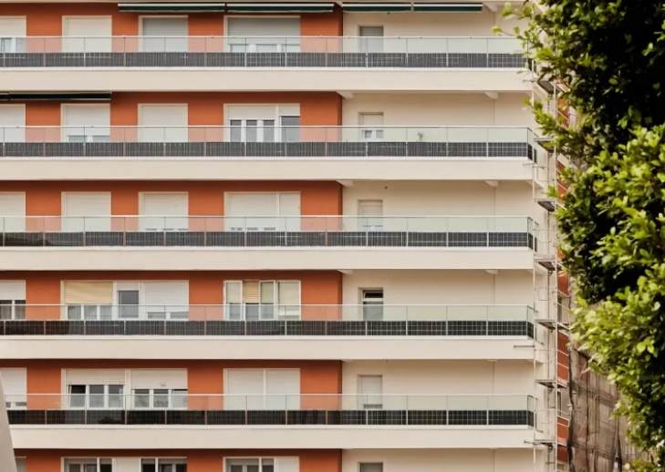 Saint-Gobain 将“光伏护栏”应用于20世纪60年代住宅楼的翻新