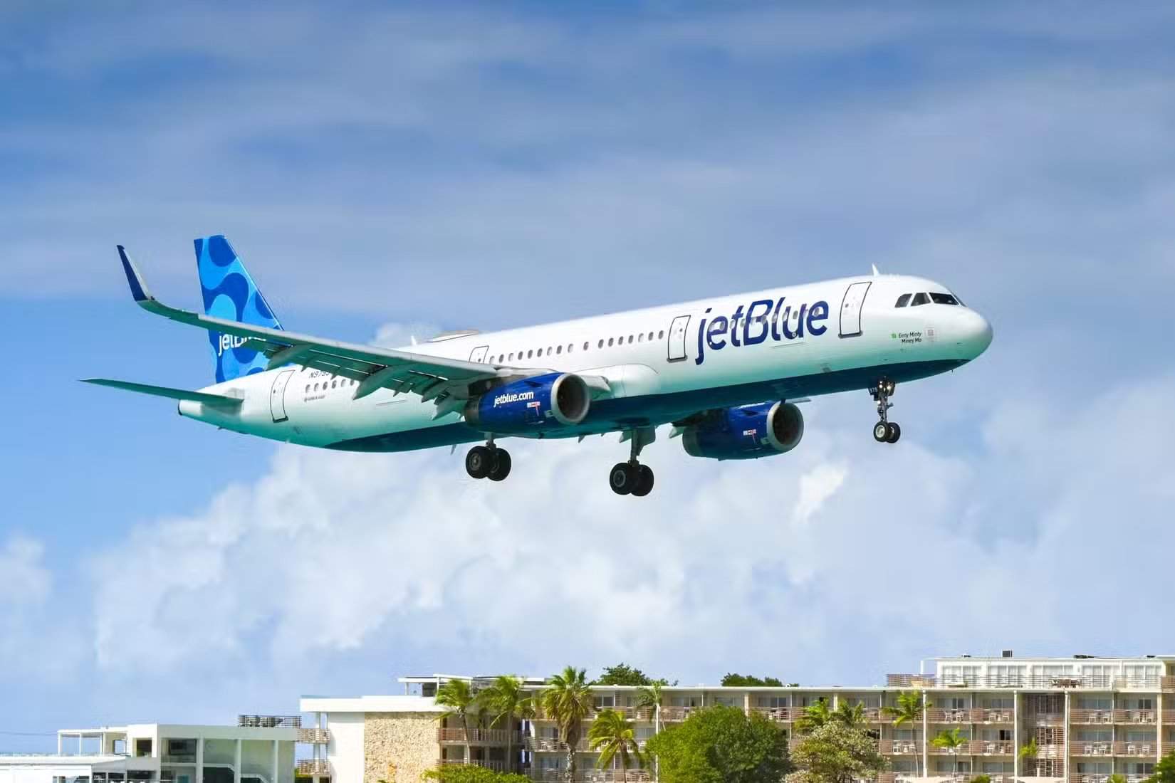 捷蓝航空空客A320降落