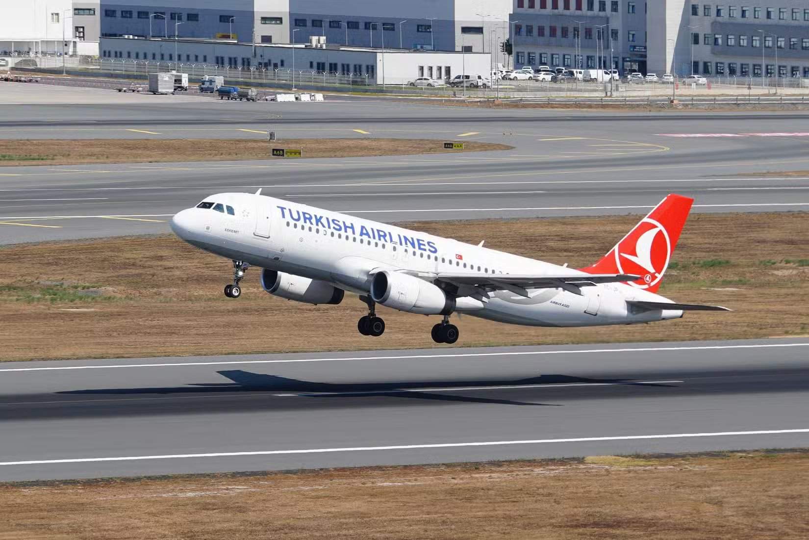 土耳其航空空客A320在伊斯坦布尔起飞