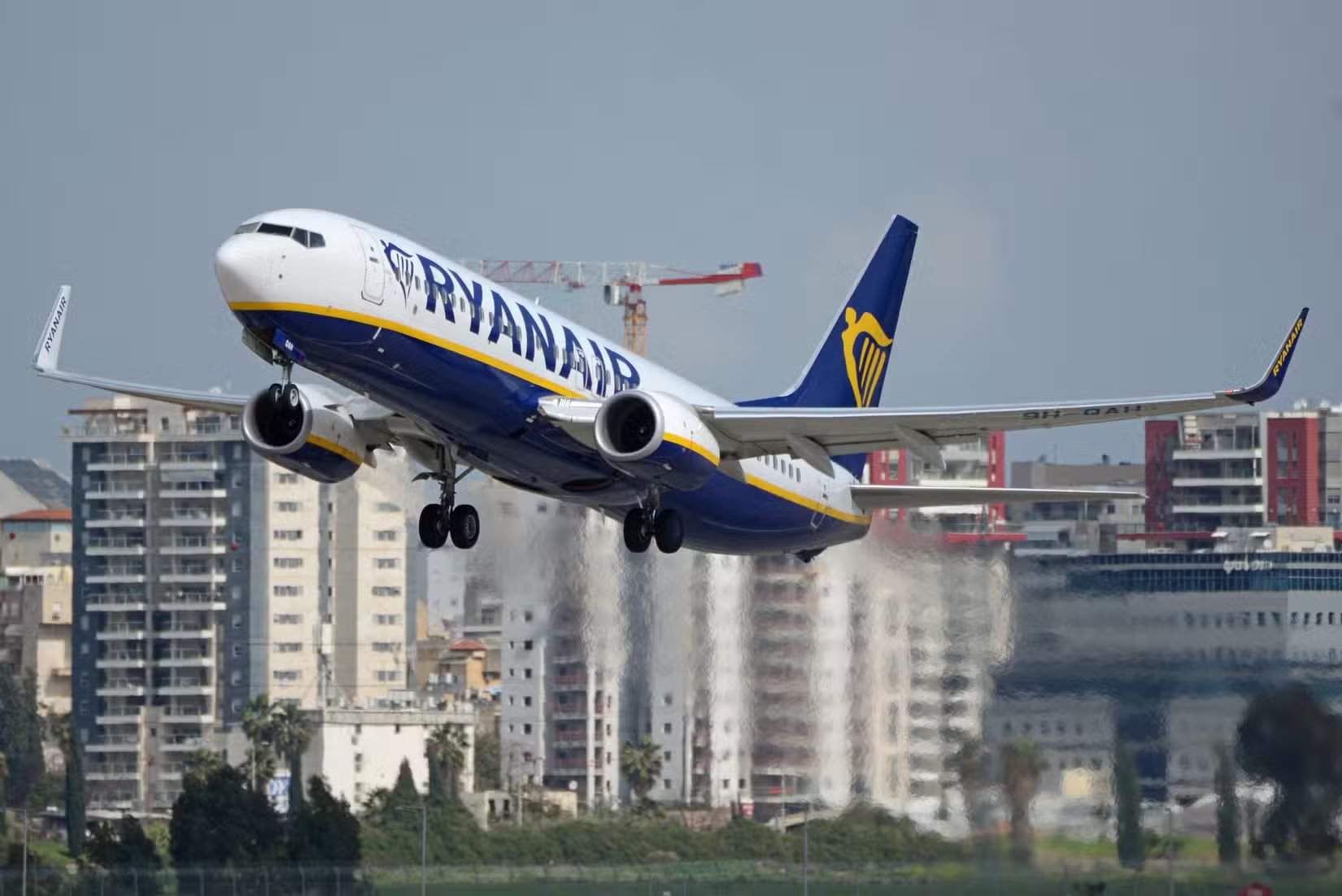 Eine Ryanair Boeing 737-800 beim Start vom internationalen Flughafen Ben Gurion in Tel Aviv
