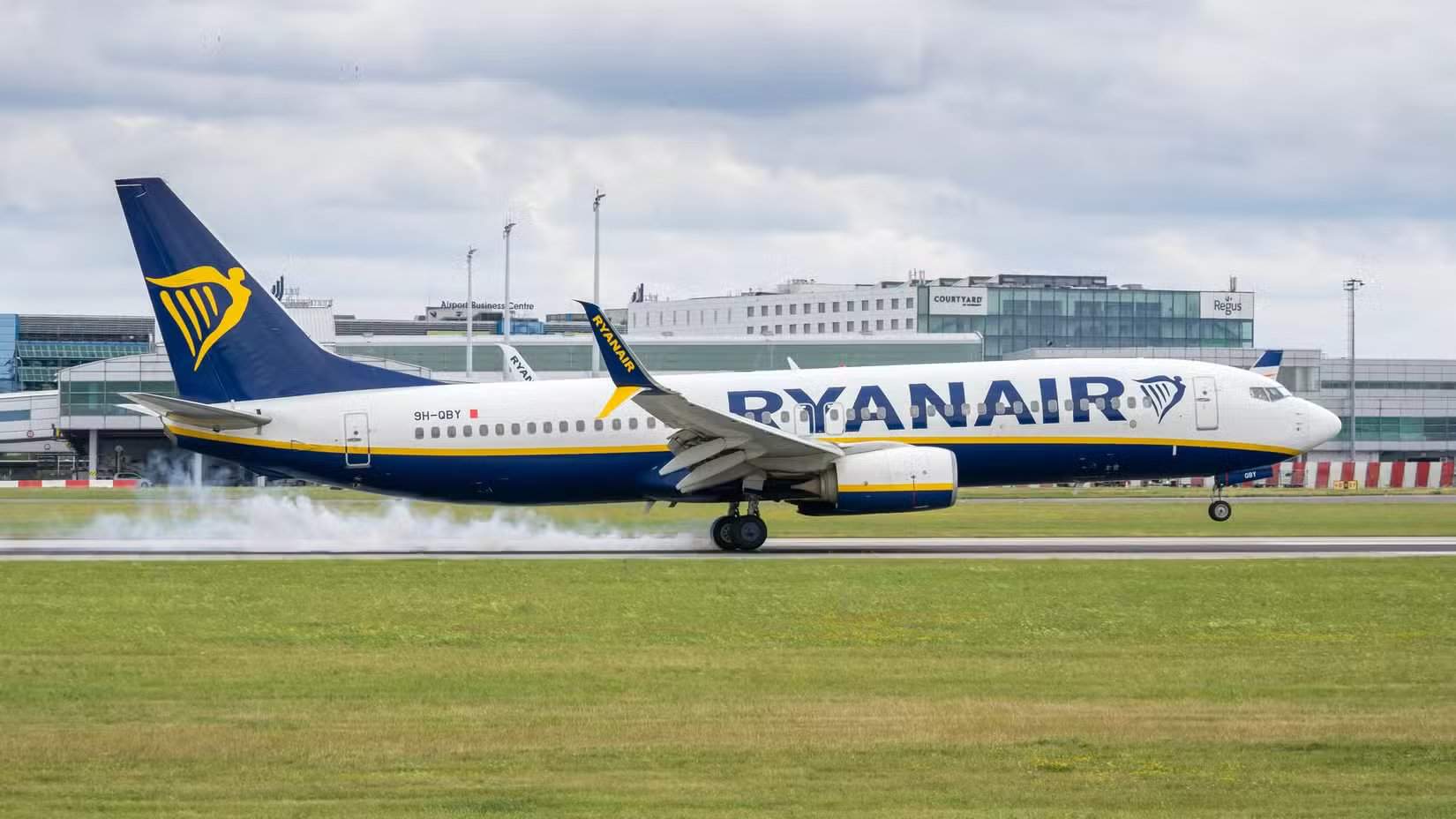 Eine Ryanair Boeing 737-800 bei der Landung in PRG