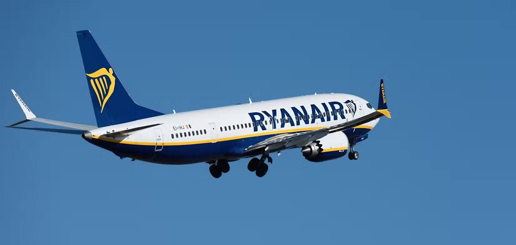 Eine Ryanair Boeing 737 MAX 8-200 beim Start vom Flughafen TFS