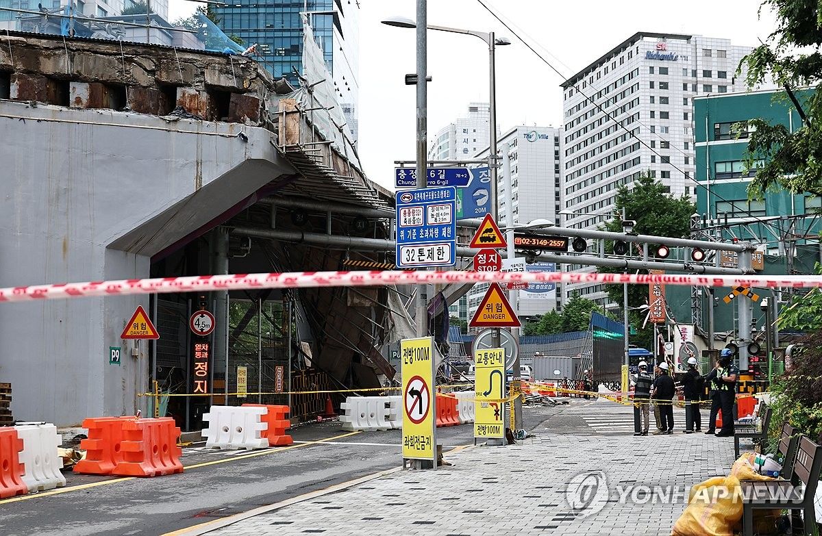 Seosomun Overpass before emergency demolition