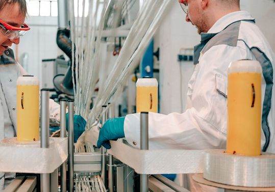 Reforço de bobina! Aqui, dois especialistas do Fraunhofer IWU em Chemnitz estão a preparar o processo de pultrusão. Conheça os mais recentes avanços neste processo económico de fabrico de perfis de plástico reforçado com fibra nos últimos anos... (Fonte da imagem: Fraunhofer IWU)