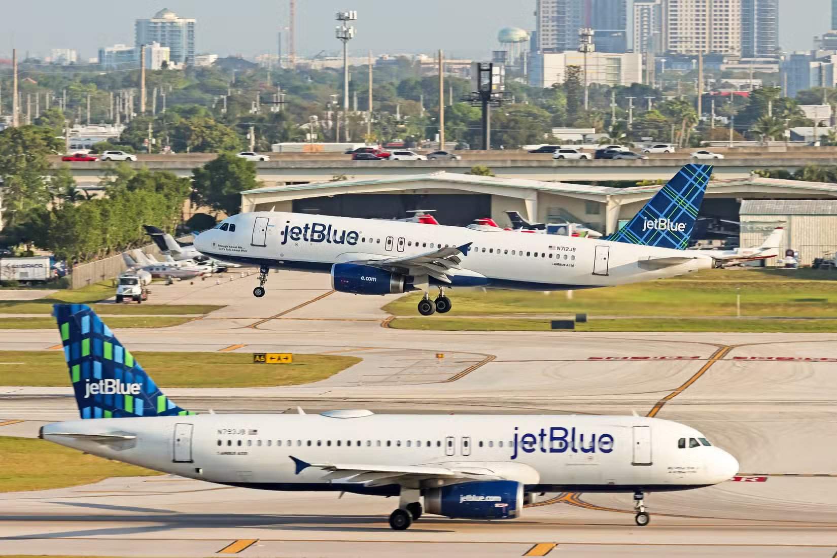 两架捷蓝航空A320在FLL