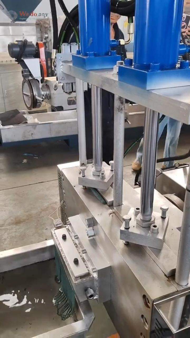 Hydraulic screen changer #plasticfactory #plasticmachine #wasteplasticrecycling #plasticgranulator #