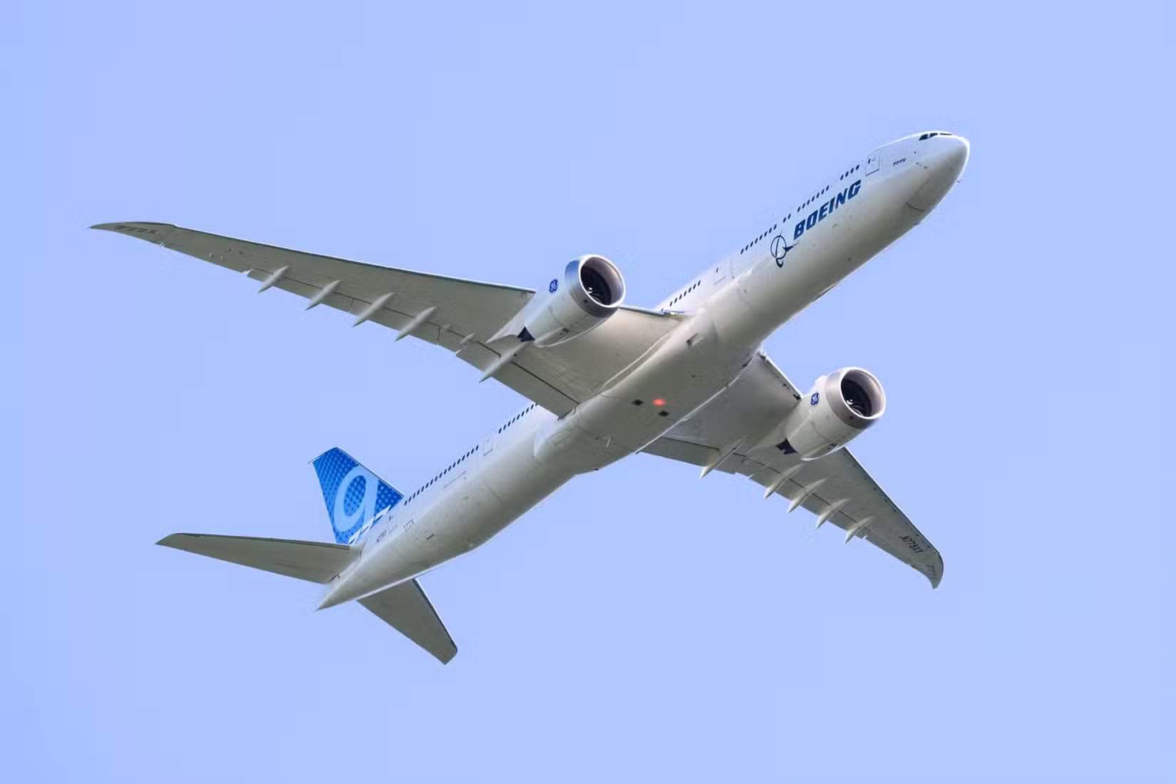 波音777-9测试飞机注册号N779XY,从下方视角展示波音公司涂装,一架777X客机。