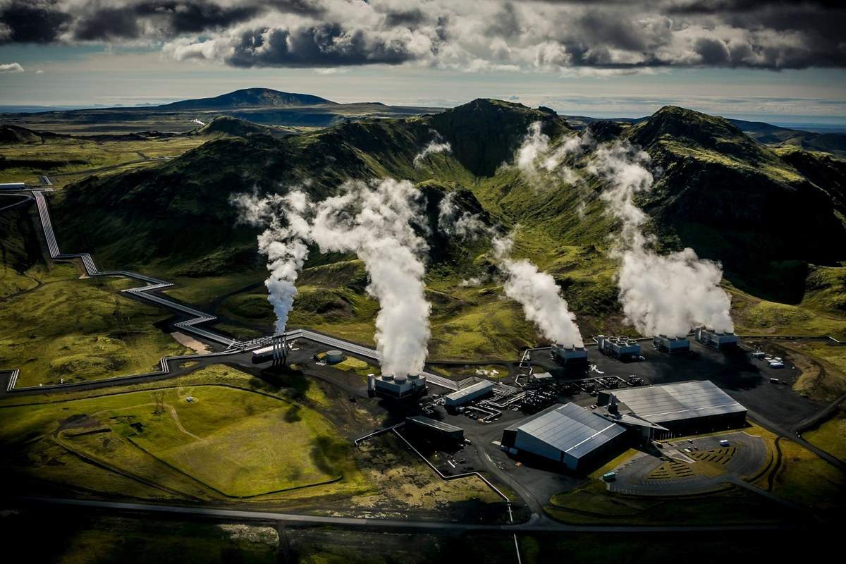 冰岛地热电站,蒸汽从火山景观中升起