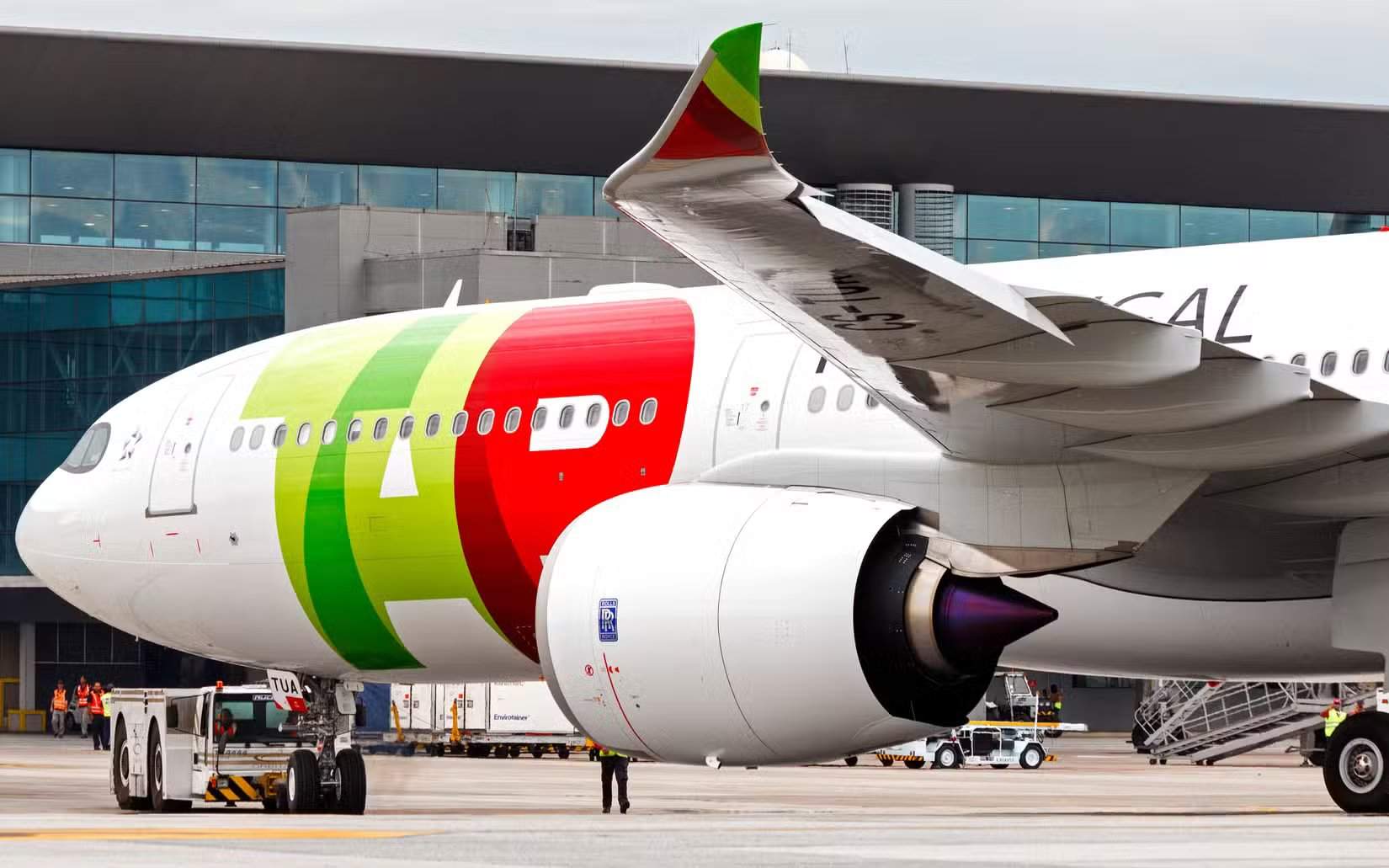 一架TAP葡萄牙航空(TAP Air Portugal) A330neo停在机场。