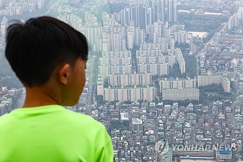 从乐天世界塔展望台首尔天空（Seoul Sky）眺望首尔市区的公寓及别墅园区景象。