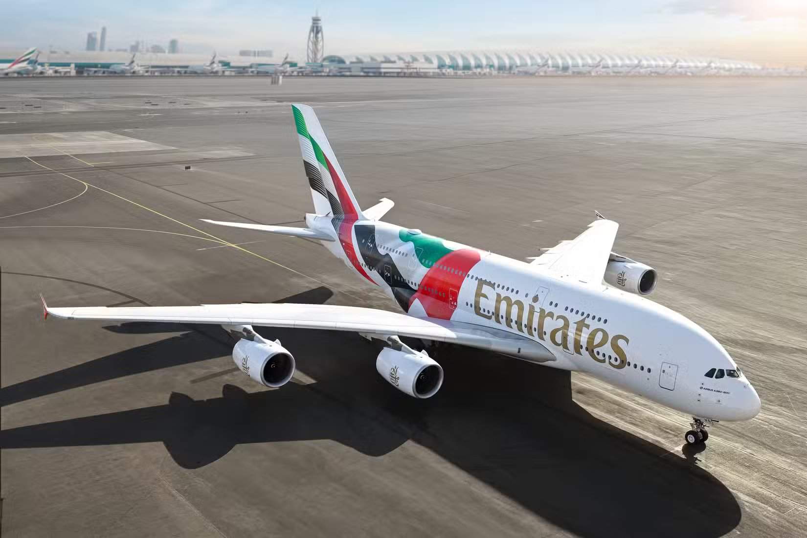 阿联酋航空A380新贴花A6-EVG停机坪
