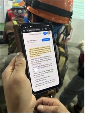 使用AI翻译机的施工现场工人