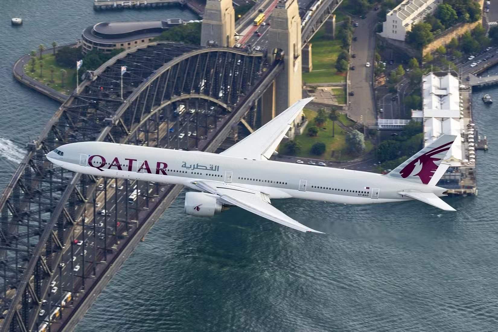 卡塔尔航空波音777-300ER飞越悉尼
