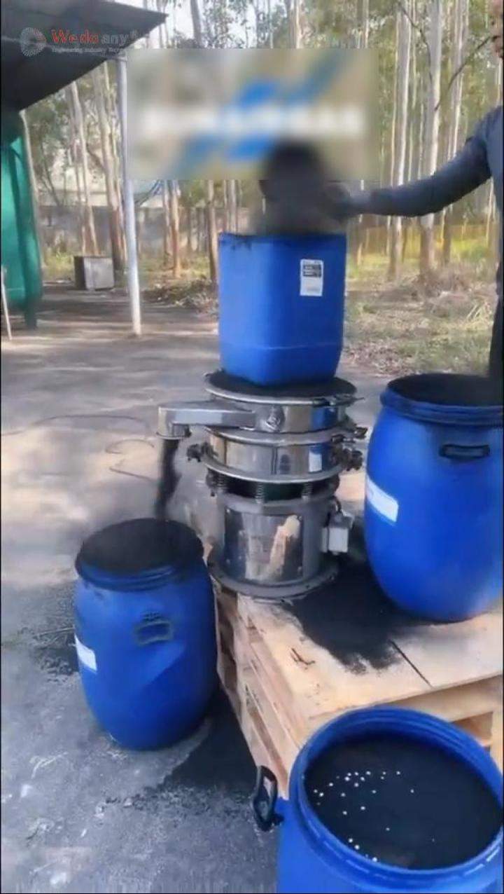 Saat perawatan, kami pakai mesin ayak khusus — hilangkan partikel halus, buat carbon molecular sieve