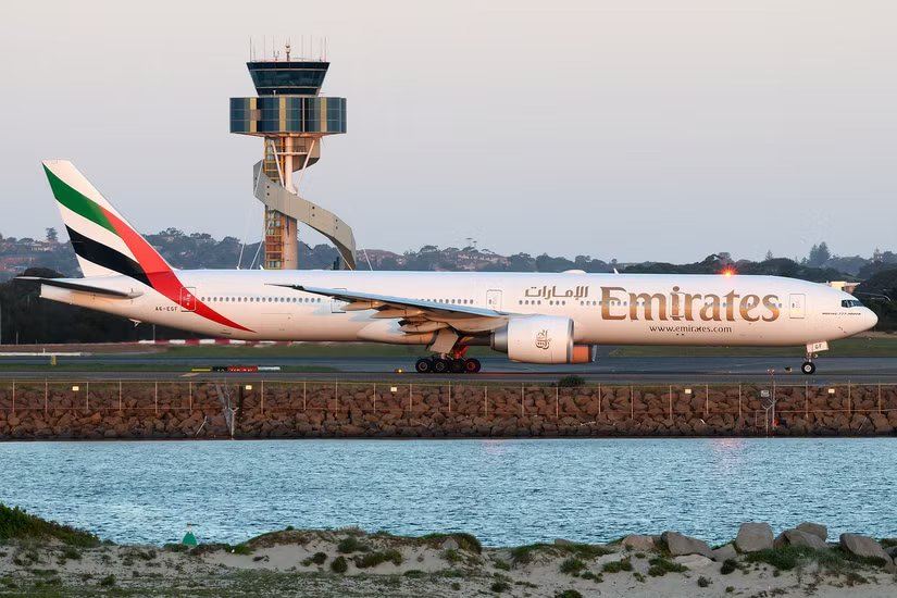 阿联酋航空波音777在悉尼机场
