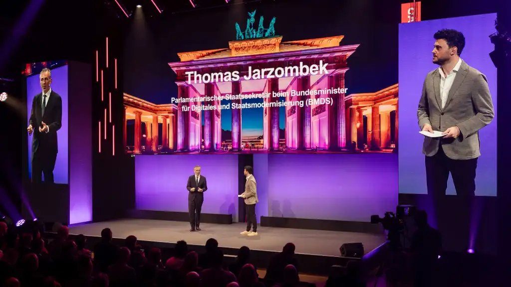 Thomas Jarzombek和Oliver Rootsey在舞台上