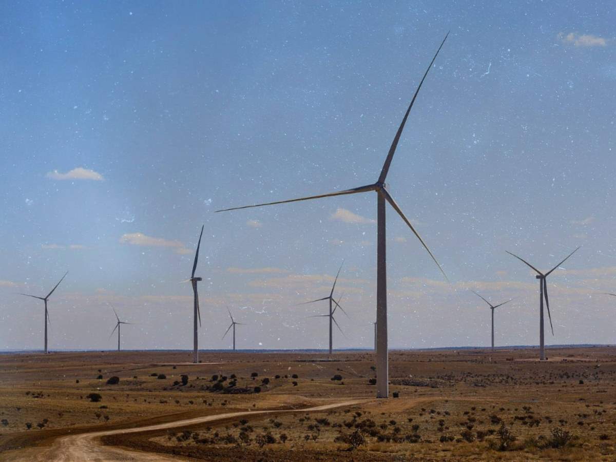 Turbinas eólicas en el desierto de Nuevo México, con montañas al fondo