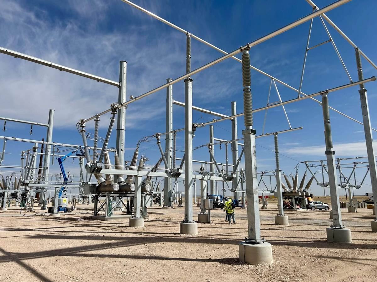 Una fila de turbinas eólicas en el desierto de Estados Unidos