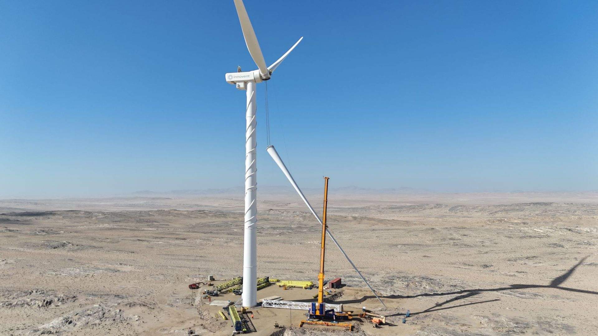 Nabrawind instala una turbina eólica de tamaño completo de Goldwind en Namibia utilizando su sistema sin grúa.