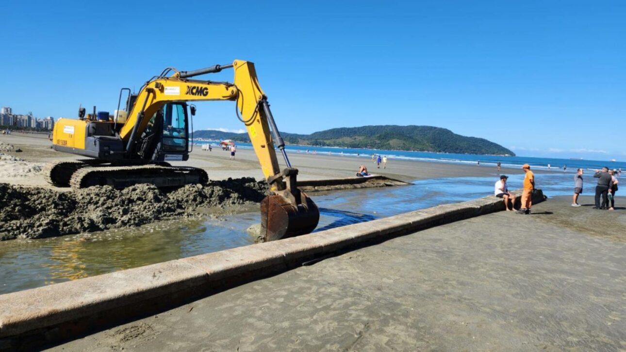 Santos channels silt up after giant waves, with sand accumulation, and an excavator conducts urban drainage operations. (Photo: Santos City Hall).