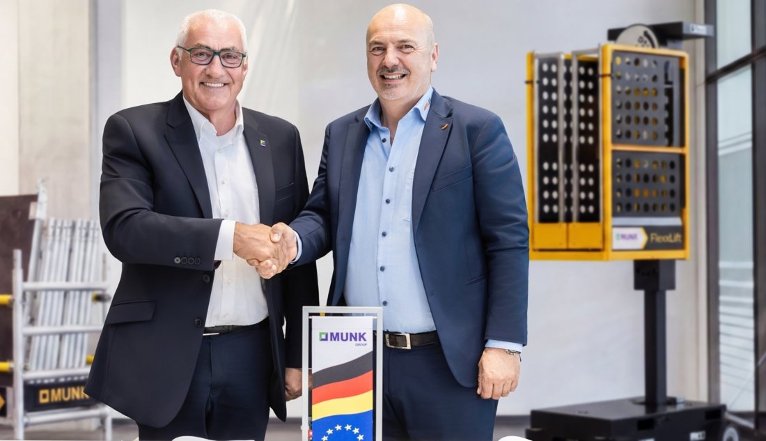Ferdinand Munk (left) and Massimo Grossele with one of the first FlexxLift platforms behind them