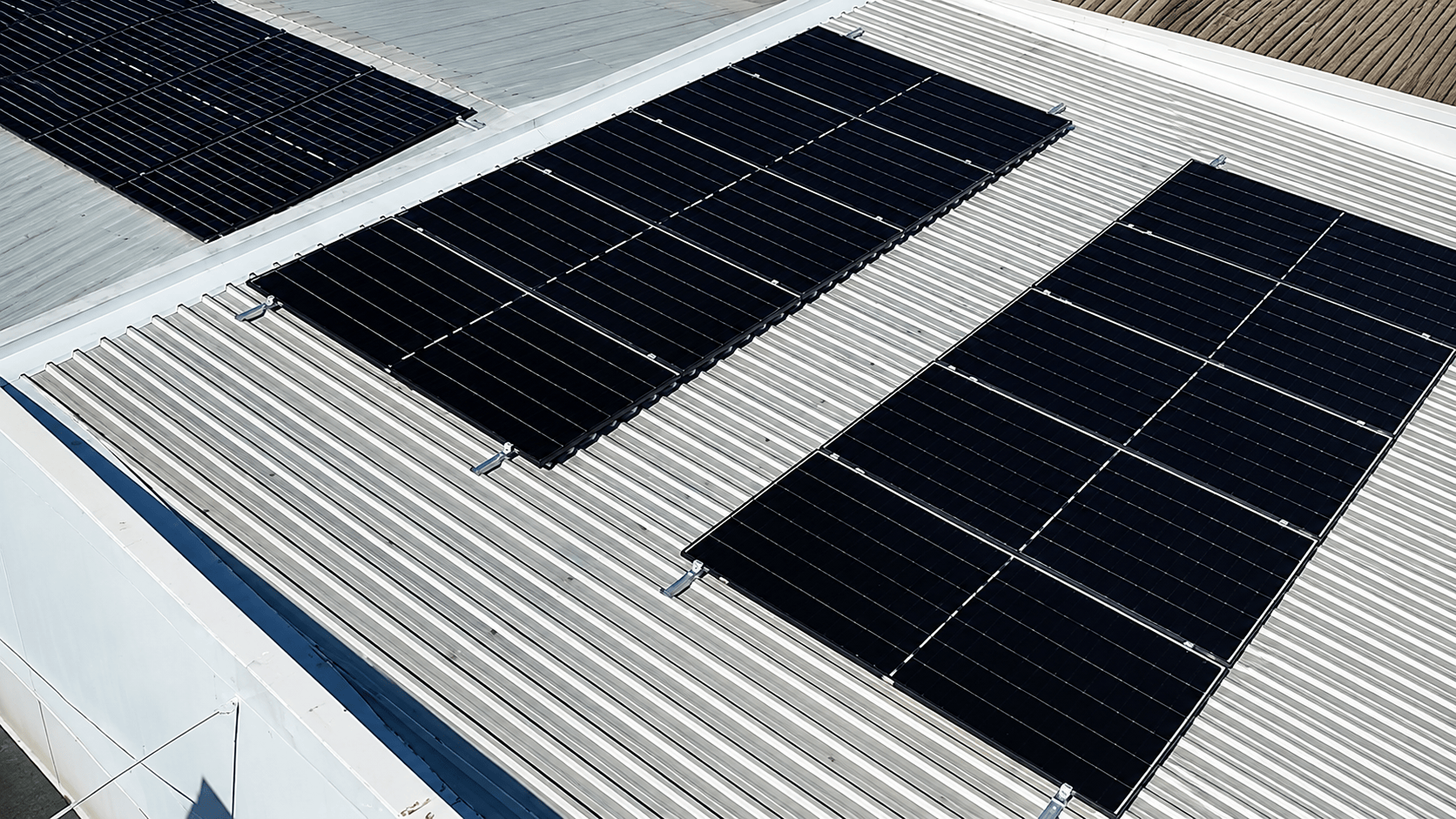 Como funciona um sistema fotovoltaico híbrido na prática?  Muita gente acha que quem tem energia sol