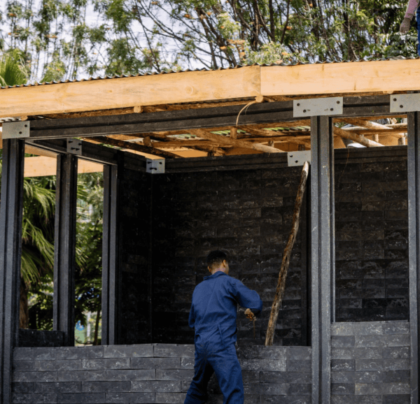 Construção em andamento exibindo os tijolos estruturais, pilares e vigas da Kubik. Imagem cedida pela Kubik.