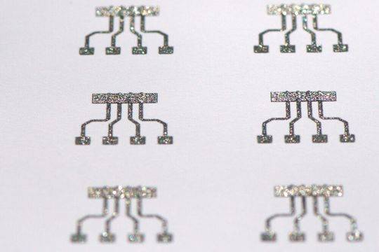 Sustainable data acquisition! The image shows magnetic field sensors. But these sensors are not manufactured in the conventional way; they come from a printer. The Helmholtz-Zentrum Dresden-Rossdorf knows how it's done. Particularly noteworthy is that they are also recyclable... (Image: Lin Guo)