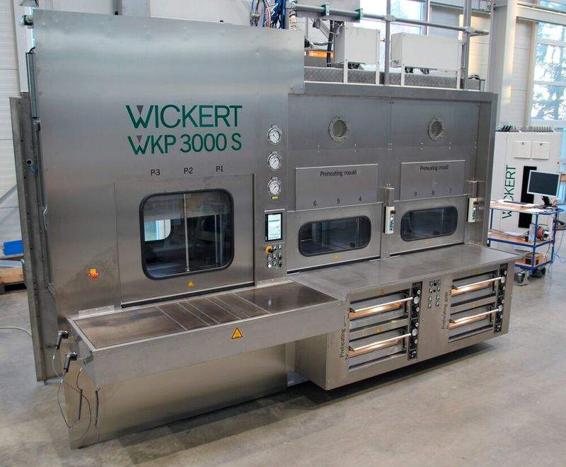 Por ejemplo, esta es una prensa hidráulica adecuada para sala limpia fabricada por Wickert Maschinenbau. Para garantizar que no surjan problemas en estas áreas sensibles, la carcasa está hecha de acero inoxidable. Su contorno también está diseñado para facilitar la limpieza. Pero eso no es todo... (Fuente de la imagen: Wickert)
