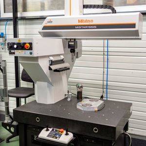 Mitutoyo's new 3D measuring machine 'MiSTAR 555' is installed in Méca-Précis's robotic measurement cell. Its accuracy is guaranteed over a wide temperature range, thanks to its efficiently operating absolute encoders. (Image: Mitutoyo)