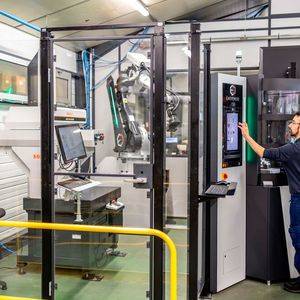 The robot in the measurement cell loads the parts to be inspected into the storage area. It then sequentially retrieves stored trays and places them on the CMM worktable. A clamping device (as shown) ensures precise positioning and sufficient stability throughout the measurement process. (Image: Mitutoyo)