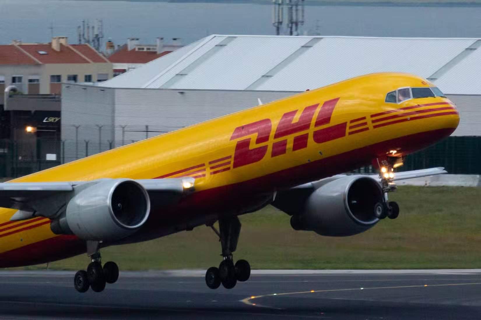 Взлёт DHL Boeing 757-200