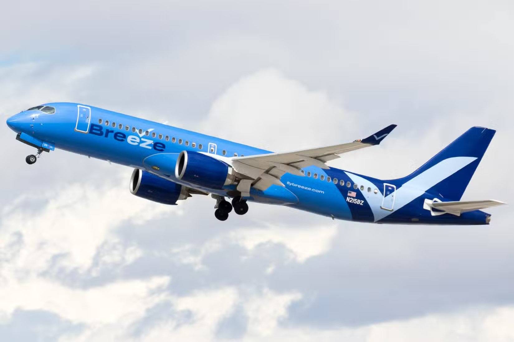 Самолет Airbus A220-300 авиакомпании Breeze Airways