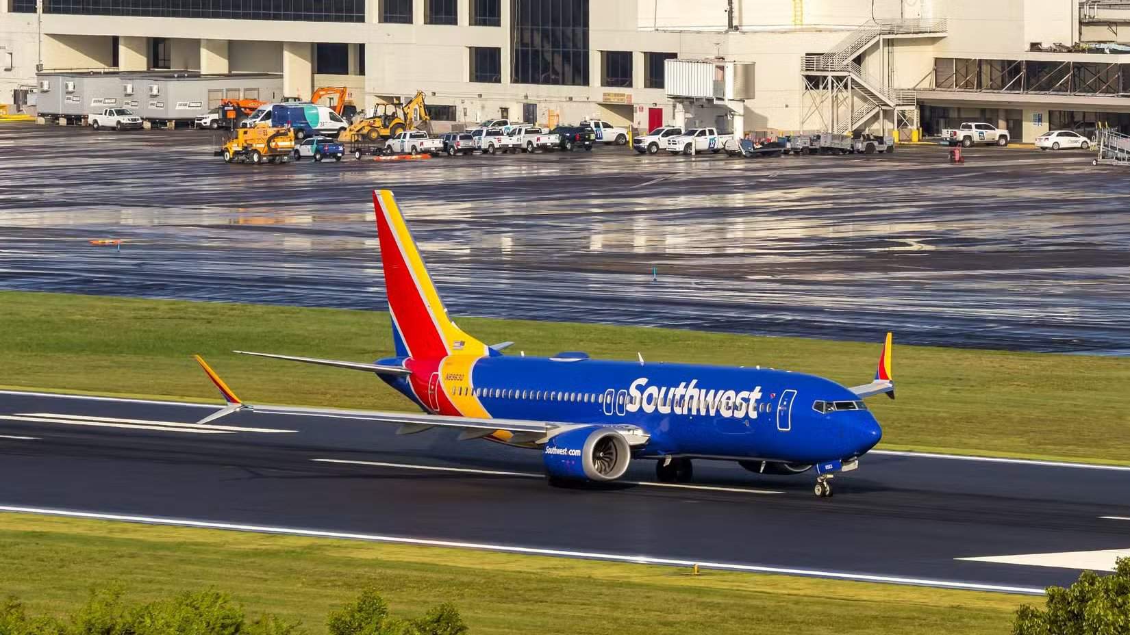 Southwest Airlines 737 MAX рулит