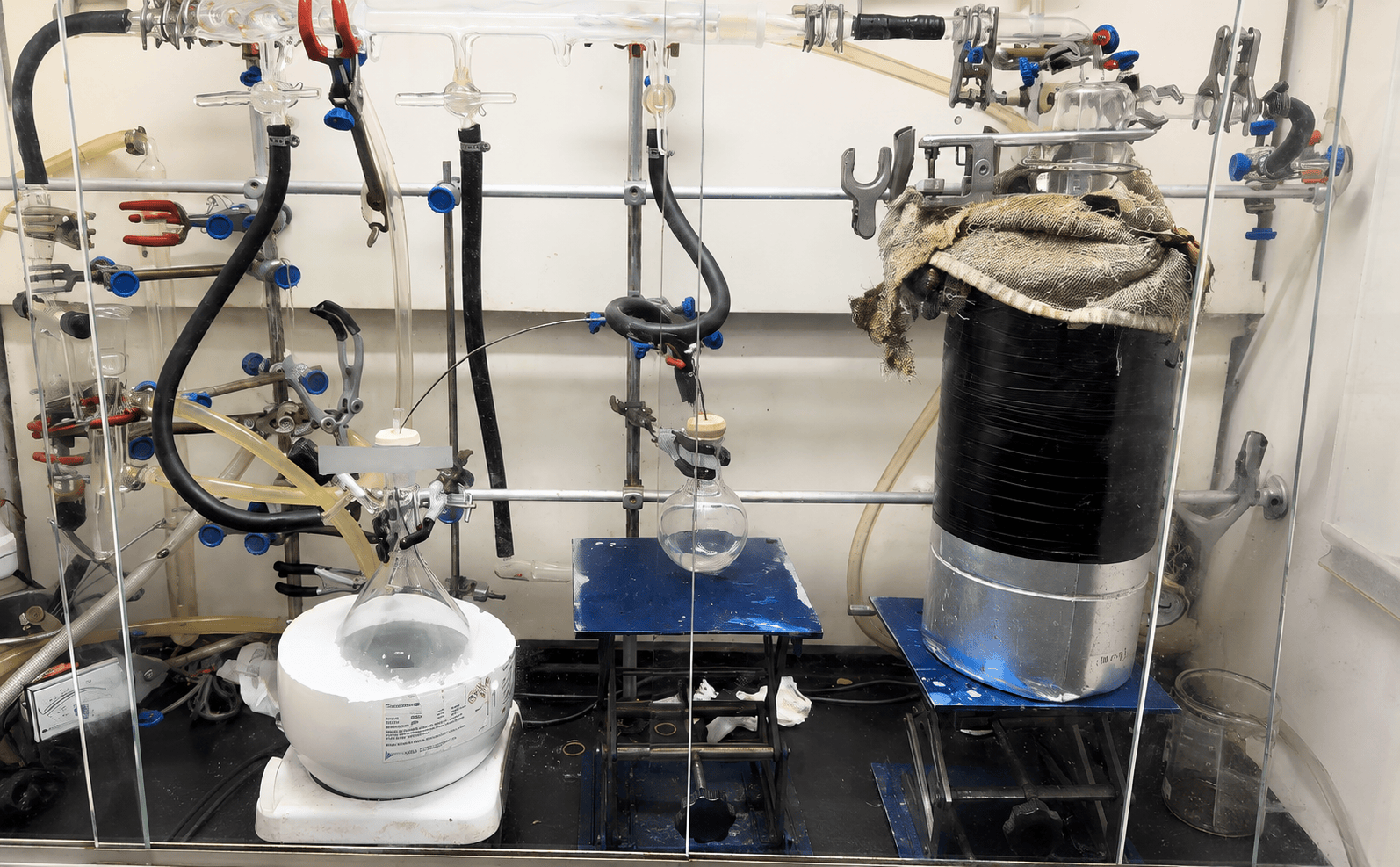 This one’s all about the Schlenk line! ?? An important piece of equipment for air free synthetic che