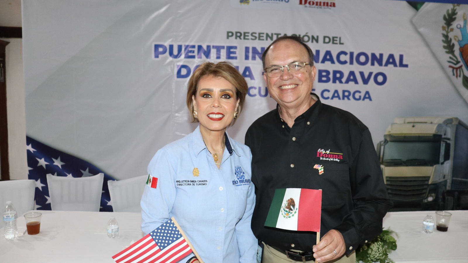 里奥布拉沃旅游局局长 Leticia Garza Bravo 和德克萨斯州唐娜市城市经理 Jesús Reyna。