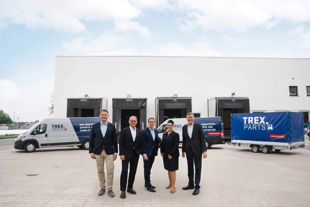 Advisory board of Trex GmbH & Co. KG inspects the new logistics site (from left to right): Christoph Böttcher (Managing Director, Trex.Parts GmbH & Co. KG), Hans-Peter Fricke (CEO, Fricke Group), Mathias Lentfer (Senior Vice President Global Customer Service, Jungheinrich AG and Head of Business, Jungheinrich Service & Parts AG & Co. KG), Nadine Despineux (Member of the Board of Sales, Jungheinrich AG), and Holger Wachholtz (CFO, Fricke Group). (Image source: Trex.Parts)