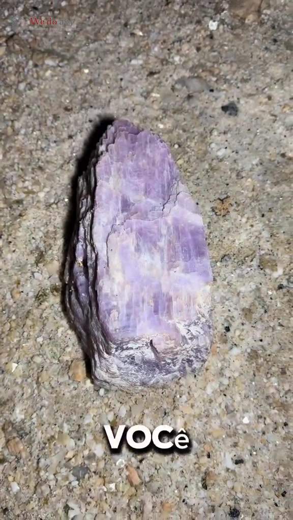 Ja viu pedra que carrega?  Este é o espodumenio, mineral de lítio que está muito em alta, todo mundo