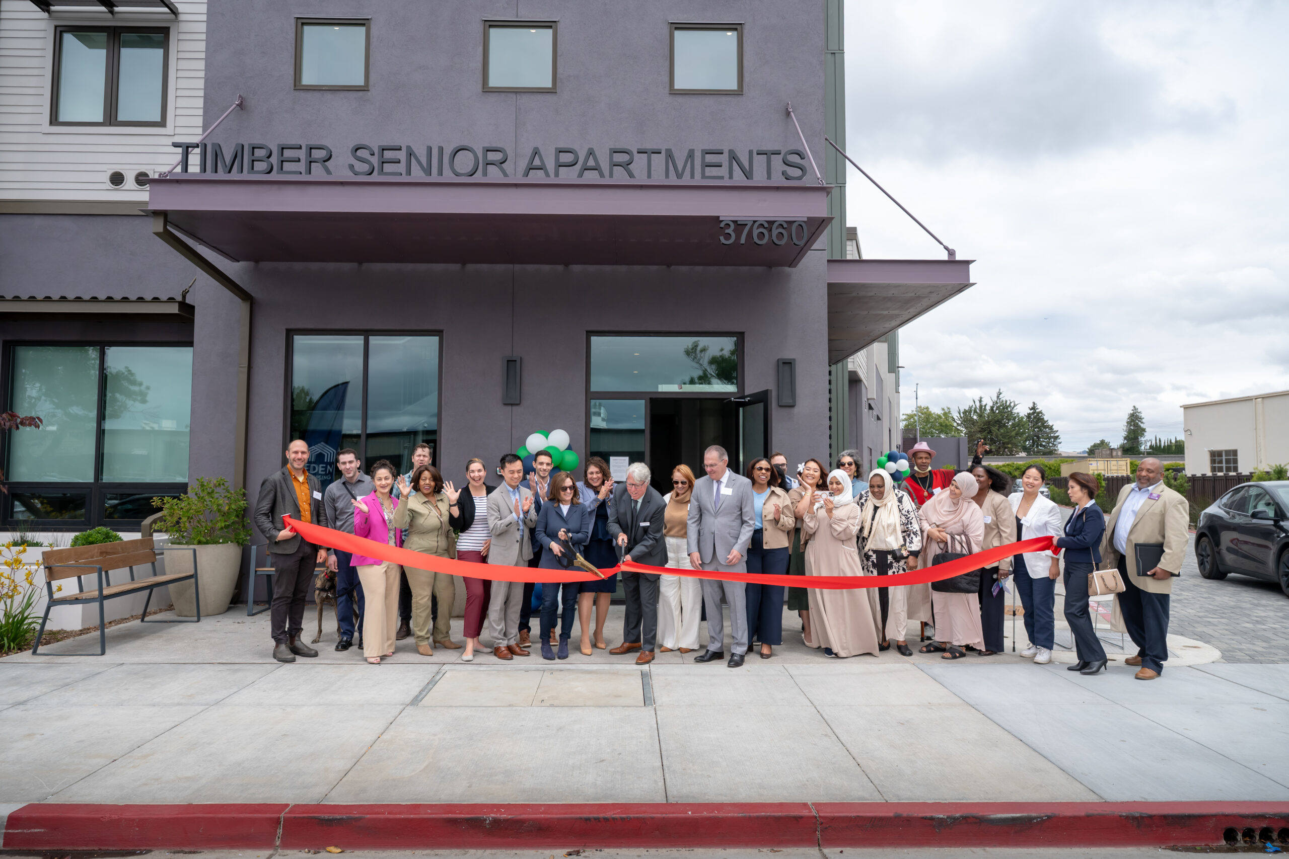 Corte da fita do Timber Senior Apartments, foto de Alain McLaughlin