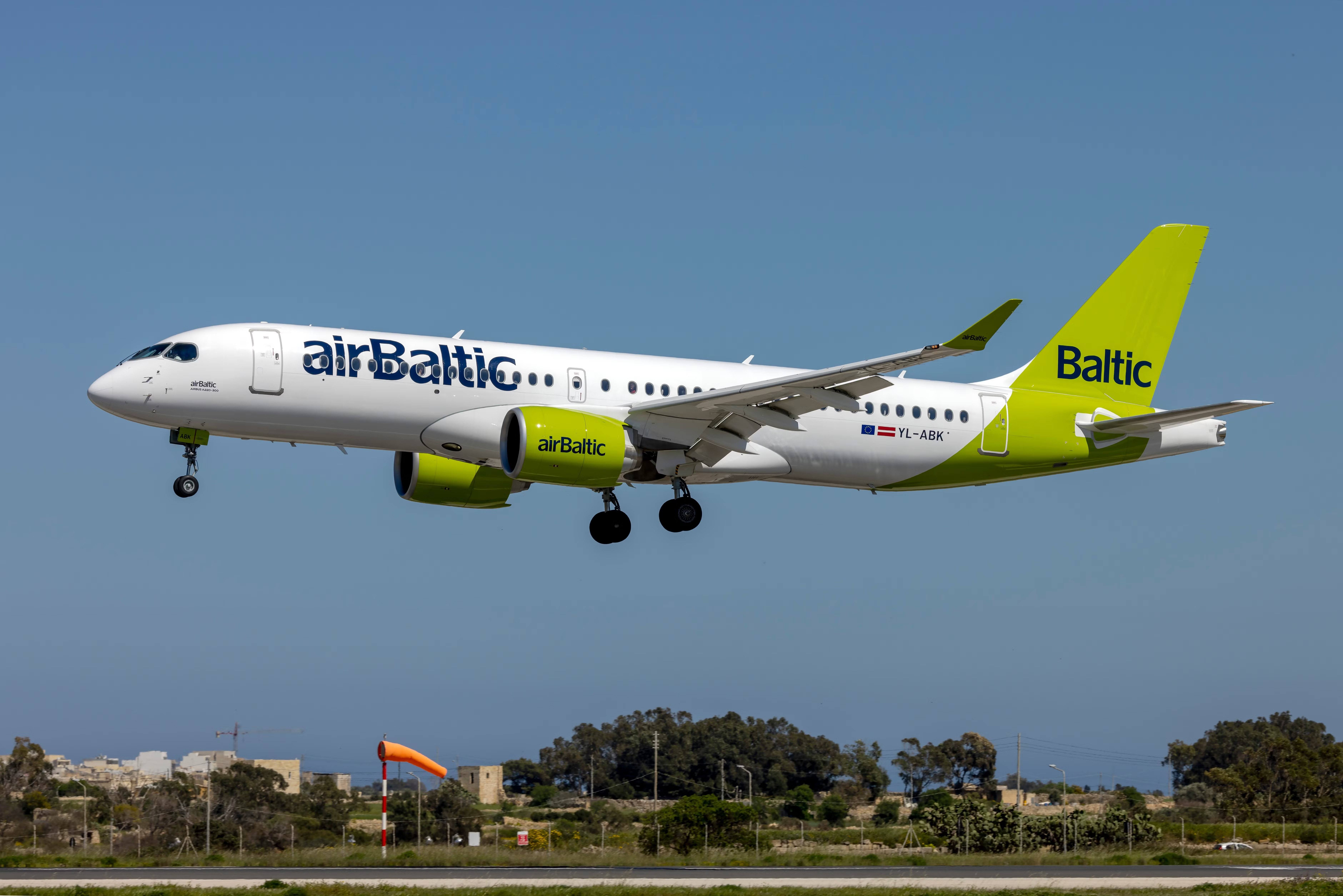 airBaltic A220 进近降落
