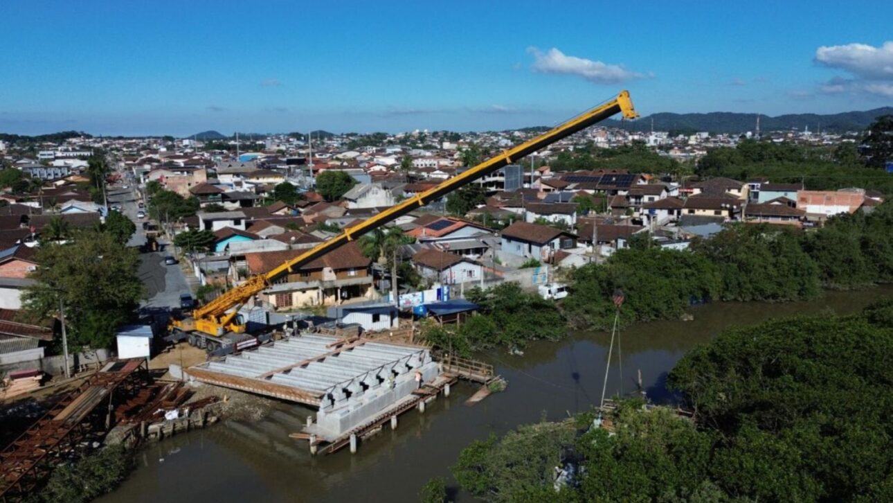 Ponte Anêmonas em Joinville avança com içamento de vigas  Crédito: Prefeitura de Joinville/